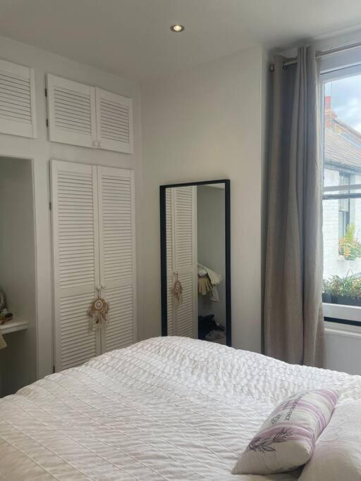 Spacious 1-bedroom In Belsize Village Appartamento