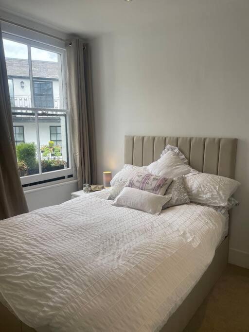Spacious 1-bedroom In Belsize Village Appartamento